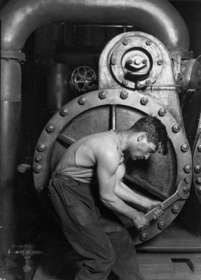 Hine_mechanic-and-steam_pump.jpg